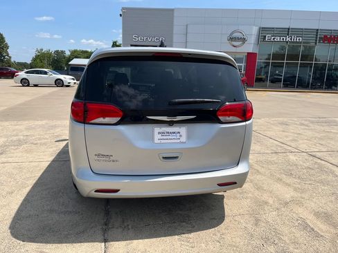 Used 2022 Chrysler Voyager LX FWD image 4