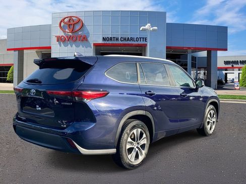 Used 2023 Toyota Highlander XLE FWD image 6