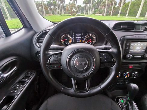 Used 2017 Jeep Renegade Altitude FWD image 7