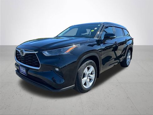 Used 2023 Toyota Highlander LE AWD/4WD image 2