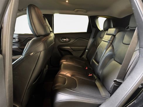 Used 2019 Jeep Cherokee Limited image 24