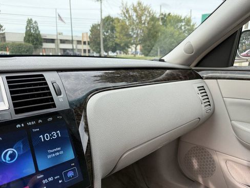 Used 2009 Cadillac DTS w/ Trunk Convenience Package image 34