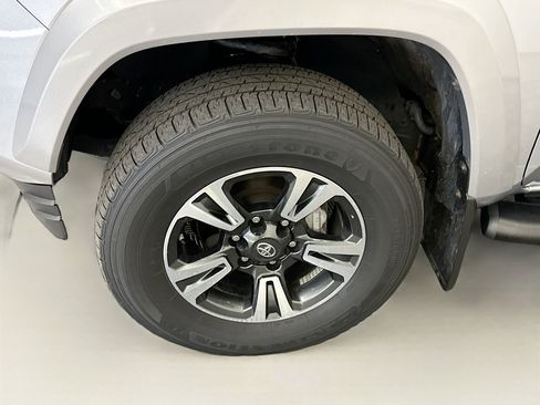 Used 2019 Toyota Tacoma TRD Sport image 11