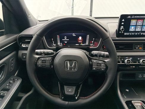 Used 2025 Honda Pilot Black Edition image 26