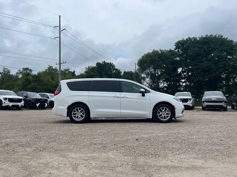 Used 2023 Chrysler Pacifica Touring-L FWD image 10