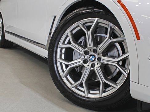 Used 2022 BMW X7 xDrive40i w/ Executive Package AWD/4WD image 16