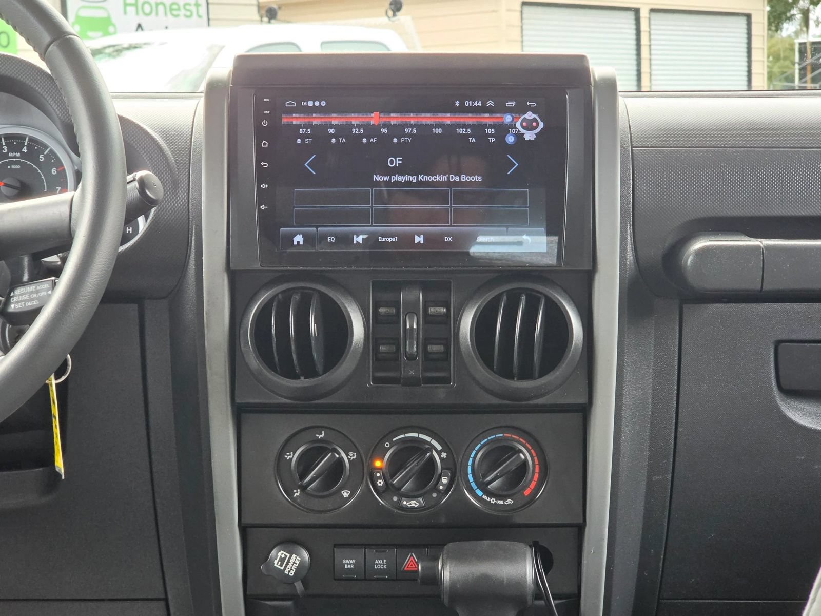 Used 2010 Jeep Wrangler Unlimited Rubicon w/ Dual Top Group AWD/4WD image 12