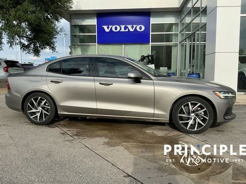 Used 2020 Volvo S60 T5 Momentum image 3