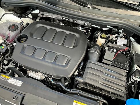 New 2026 Volkswagen Tiguan SE FWD image 17