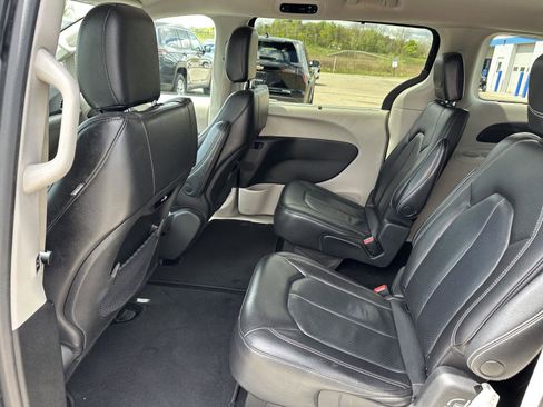 Used 2022 Chrysler Pacifica Touring-L FWD image 14