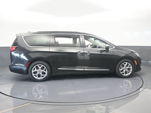 Used 2019 Chrysler Pacifica Limited image 7