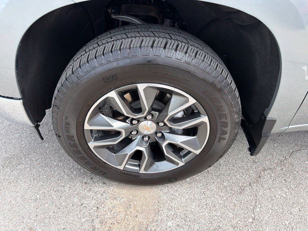 Used 2025 Chevrolet Silverado 1500 LT AWD/4WD image 11