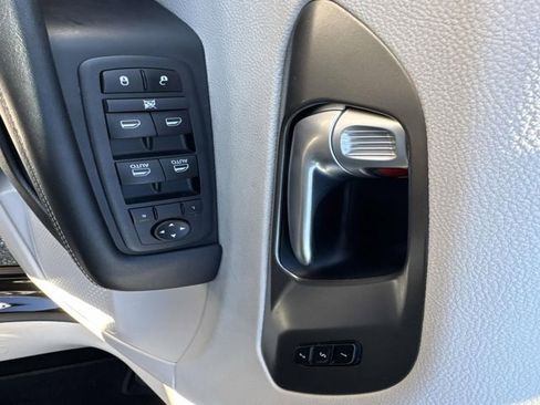 Used 2024 Chrysler Pacifica Touring-L image 8