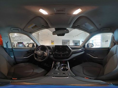 Used 2025 Toyota Highlander LE FWD image 44
