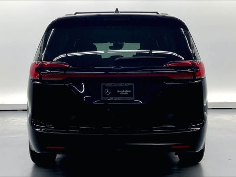 Used 2021 Chrysler Pacifica Limited w/ Uconnect Theater Family Group image 3