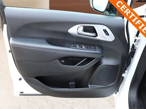 Used 2024 Chrysler Pacifica Select image 10