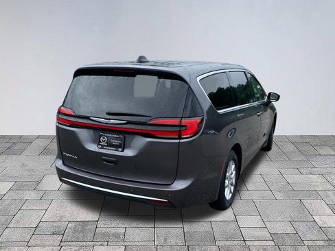 Used 2023 Chrysler Pacifica Touring-L FWD image 7