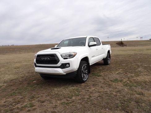 Used 2017 Toyota Tacoma TRD Sport w/ Tow Package image 2