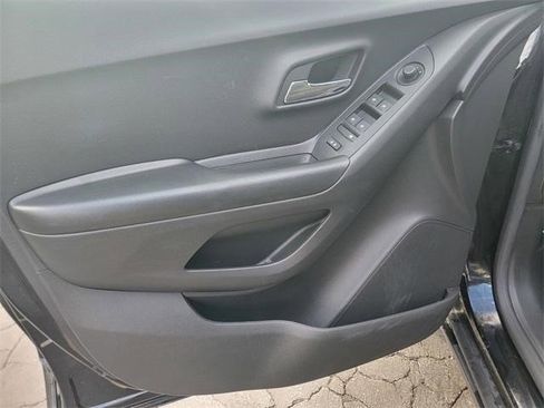 Certified 2022 Chevrolet Trax LS w/ Tint and Cruise Package image 11