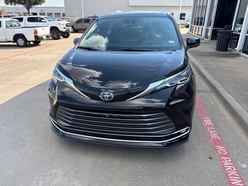 Used 2025 Toyota Sienna Platinum AWD/4WD image 4
