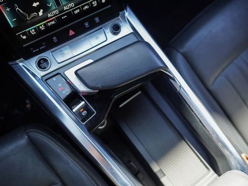 Used 2023 Audi e-tron Premium Plus image 34