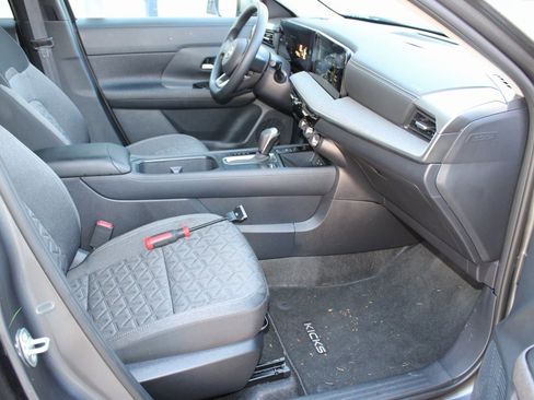 Used 2025 Nissan Kicks SV image 16