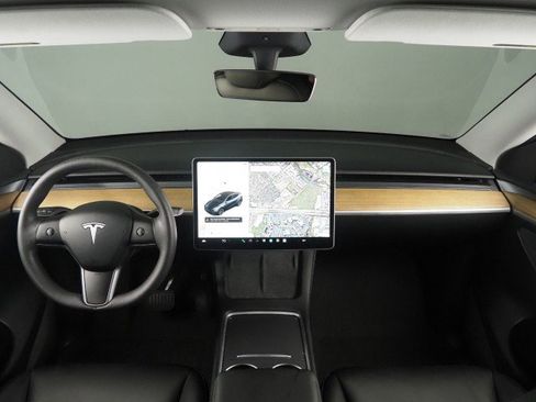 Used 2025 Tesla Model Y Long Range RWD image 3