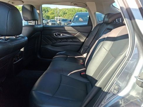 Used 2017 INFINITI Q70 L 3.7 image 10