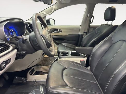 Used 2024 Chrysler Pacifica Touring-L FWD image 7