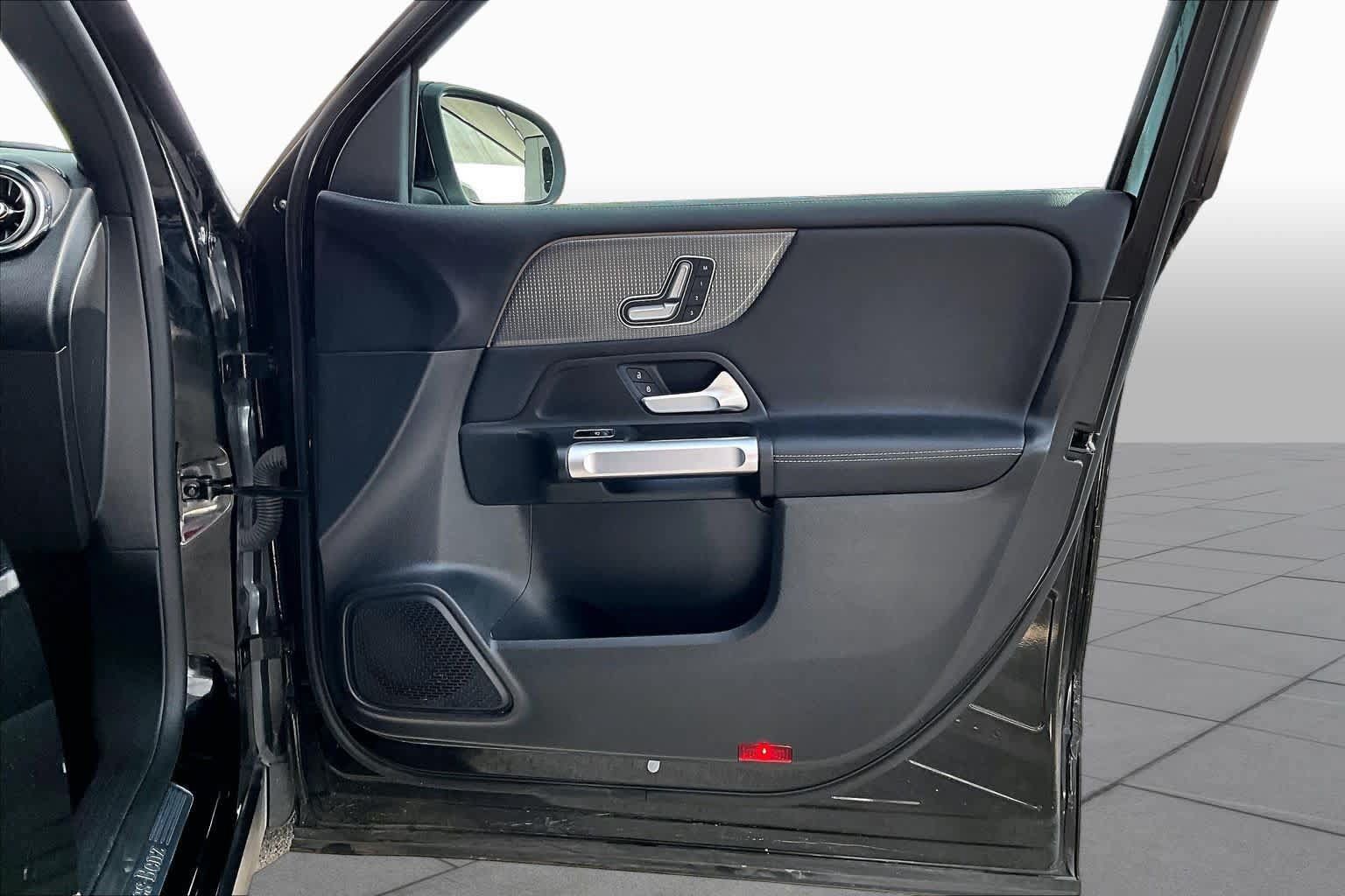 Used 2021 Mercedes-Benz GLB 250 image 23