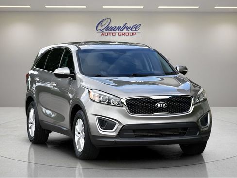 Used 2017 Kia Sorento L FWD image 2