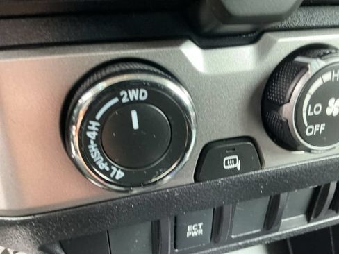 Used 2020 Toyota Tacoma SR5 AWD/4WD image 26