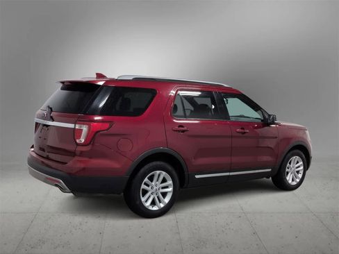 Used 2017 Ford Explorer XLT w/ Equipment Group 202A image 8