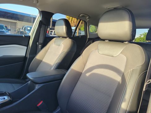 Used 2025 Chevrolet Trax LT FWD image 21