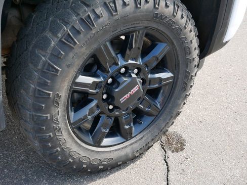 Used 2025 GMC Sierra 2500 AT4 image 9