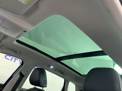 Used 2023 Volkswagen Taos SE w/ Panoramic Sunroof Package FWD image 28