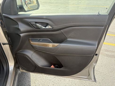 Used 2023 GMC Acadia SLE image 19