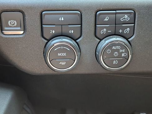 Used 2024 Chevrolet Silverado 2500 LT AWD/4WD image 17