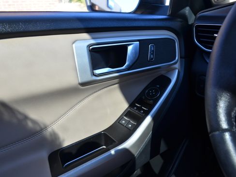 Used 2022 Ford Explorer XLT w/ Equipment Group 202A image 9