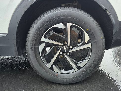 Used 2023 Kia Sportage LX image 6