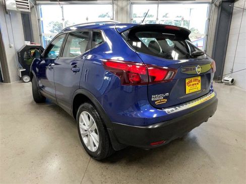 Used 2018 Nissan Rogue Sport SV image 3