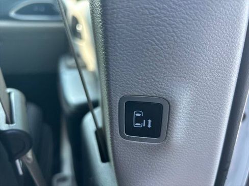 Certified 2020 Chrysler Pacifica Touring FWD image 38