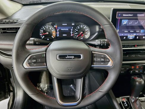 Used 2022 Jeep Compass Trailhawk AWD/4WD image 11
