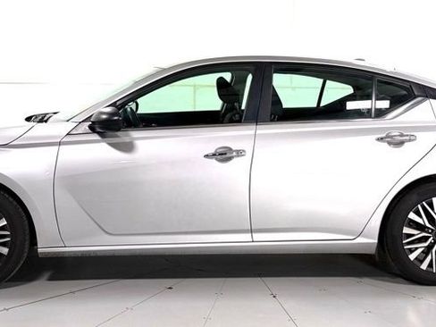 Used 2024 Nissan Altima 2.5 SV image 8