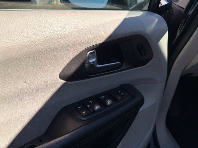Used 2020 Chrysler Pacifica Touring-L FWD image 11