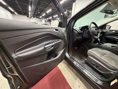 Used 2019 Ford Escape SE image 16