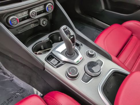 Used 2024 Alfa Romeo Giulia Veloce image 30