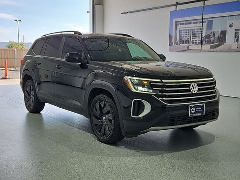 Certified 2024 Volkswagen Atlas SE w/ Panoramic Sunroof Package AWD/4WD image 2