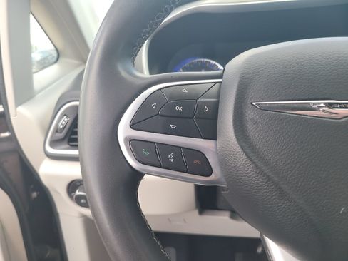 Used 2023 Chrysler Pacifica Touring-L FWD image 14