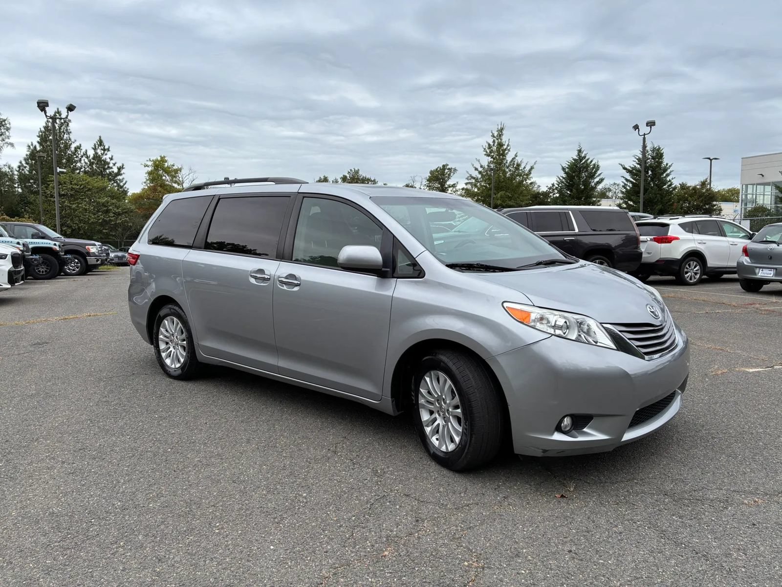 Used 2015 Toyota Sienna XLE FWD image 9